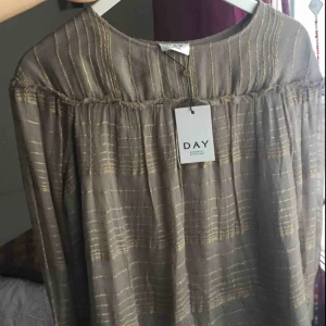  - Helt oanvänd blus med glitter från DAY av Birger et Mikkelsen, inköpt för 2200 norska kronor (lappen sitter kvar). 
