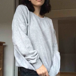  - pris är förhandlingsbart vid snabb affär✨ köper du flera plagg får du rabatt⭐️ stor mysig tröja med en liten till sidan om! passar alla storlekar om man vill att den ska sitta pösigt