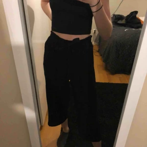  - Svarta högmidjade coulottebyxor från Zara med band en kan knyta framtill. Använda flera gånger men i perfekt skick. Kan posta eller mötas upp i Kristinehamn eller Karlstad