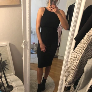  - Snygg längre klänning med djup urringning i ryggen.  Aldrig använd så i fint skick.  Passar även mindre storlek ( jag är en smal) den ör väldigt stretching i materialet.  