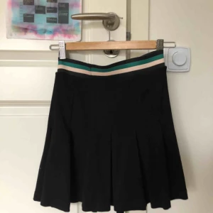  - Midjehög kjol i storlek 36. ”Tennis”modell. Använd max 3 gånger.