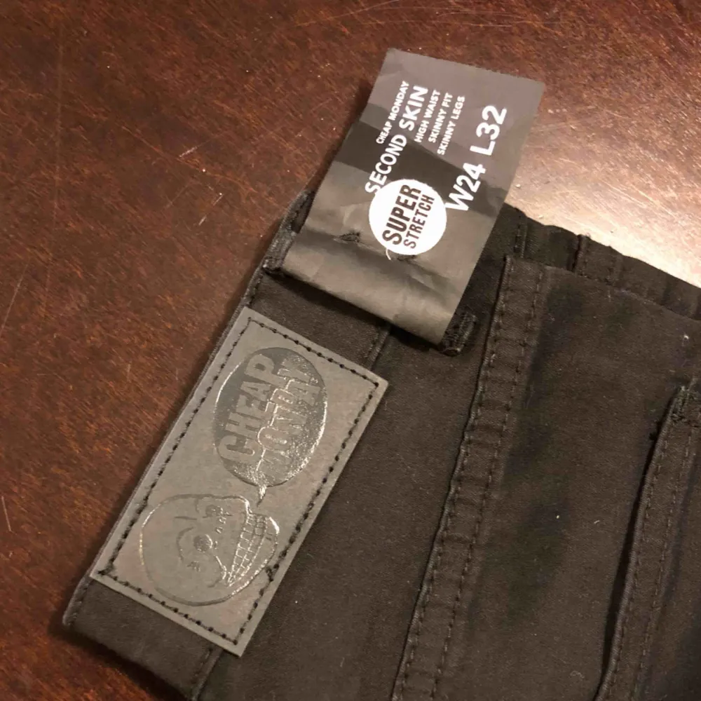 Helt nya med lappen kvar Cheap Monday svarta jeans i stl W24 L32. Hög midja och tight passform. Supersnygga! Säljer pga fel storlek . Jeans & Byxor.