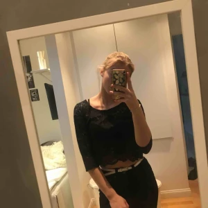  - Svart spets-tröja i bra skick! Kan mötas eller frakta