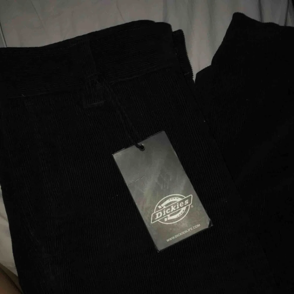 Svarta Manchester byxor från dickies, strl W33/L34. Oanvända med prislapp kvar. Köparen står för frakten om man ej kan mötas upp:) . Jeans & Byxor.