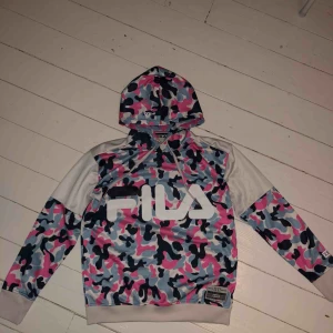  - Äkta fila Hoodie köpt för 700kr använd bara några gånger köpare står för frakten 