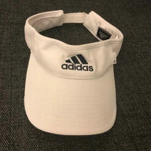  - Vit adidas keps, one size. Fint skick. Kan hämtas upp vid T-centralen/Skanstull eller skickas. Köparen står för frakt. 