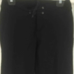  - Svarta stretchbyxor i storlek 42 Dragkedja o knyt i midjan Katt finns här hemma