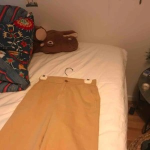  - super snygga vida khaki färgade byxor. från monki och aldrig använda. de kostade 400kr nya, och är som sagt helt oanvända. ett riktigt fynd🌤