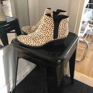  - Låga boots vita med mörkbruna prickar, mycket sköna, hårig texture