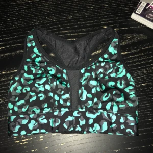  - Sport-bh från Gina Tricot, använd 1-2 gånger, säljes billigt 20kr+frakt eller hämtas i Stockholm🌸