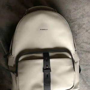  - Säljer min jätte fina Fiorelli ryggsäck pga den aldrig används. Äkta läder, i super bra skick. Köptes för 1200kr. Finns 3 fack och 1 i de stora facket.