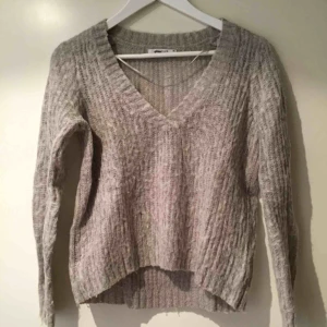  - Perfekt höst/vinter tröja i fin grå färg. 