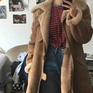  - Varm kappa från 70talet köpt för 300 spänn second hand. Ett litet hål i höger armhåla. Säljer pga för lång för mig, 168cm och strl 38 vanligtvis