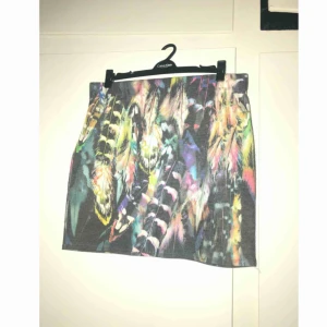  - Minikjol med fjädermönster. Det står medium i men den är väldigt tight och kort så skulle säga att det är mer som en XS/liten S. Lite noppig här och där, men inte direkt något som syns. Bra skick i övrigt, frakt tillkommer!