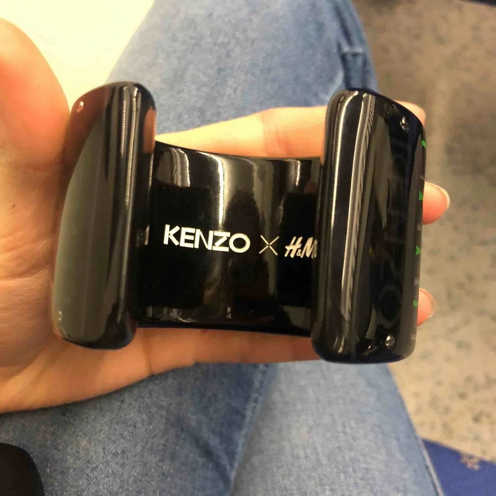 KENZO X HM armband med kenzos grön/silvriga mönster! Sjukt snyggt och i perfekt skick!  Priset är diskuterbart! Möts helst upp i Stockholm city men funkar också att frakta.. Accessoarer.