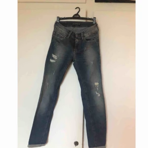  - Jeans från Pull&Bear. Använda 2 ggr. Lite stretchiga. Superbra skick! Frakt tillkommer