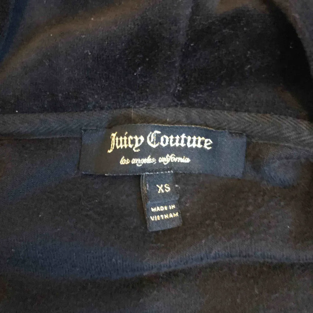 Helt oanvänd juicy couture tjock tröja så den är i mycket bra skick. Köpte för 1000kr. Hoodies.