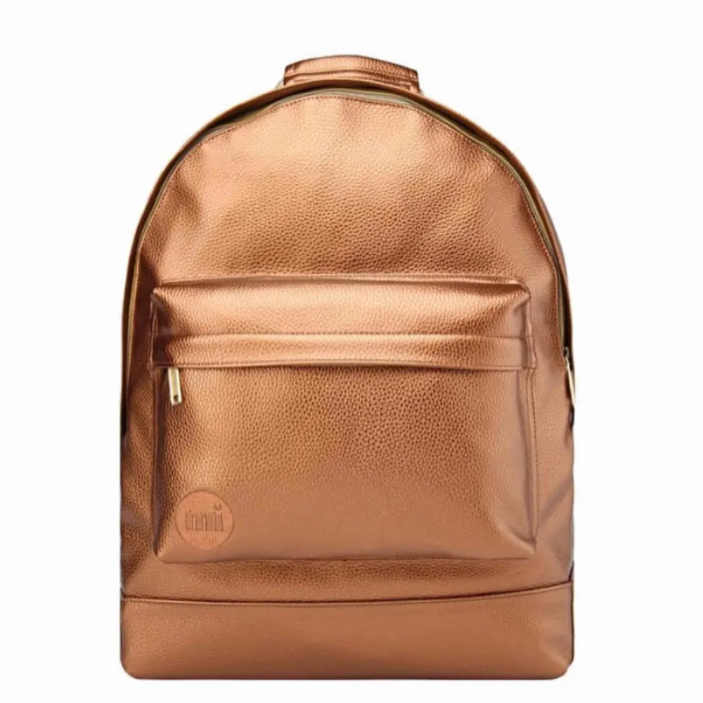 Mi-Pac Backpack i fägen Copper. Oanvänd. Köpt för 499kr. Mitt pris 200kr inkl frakt.. Väskor.