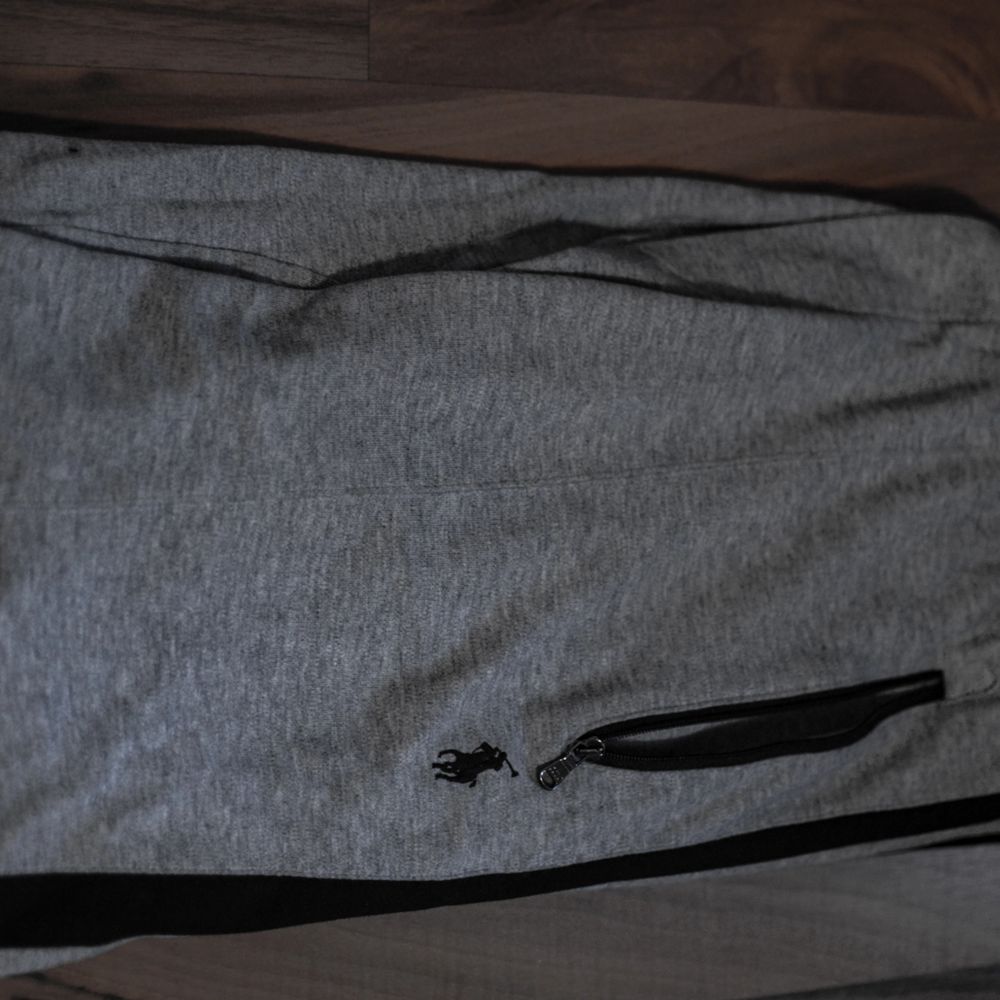 (vid snabb affär kan jag gå ner i pris) Ralph Lauren-mjukisbyxa. Den har två dragkedjefickor där fram och en dragkedjefickor där bak. Väldigt bra skick och materialet är väldigt mjukt och supermysigt! Passar Medium men även L beroende på hur man vill att den ska sitta👍 kan frakta den och mötas upp :D. Jeans & Byxor.