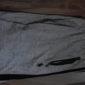  - (vid snabb affär kan jag gå ner i pris) Ralph Lauren-mjukisbyxa. Den har två dragkedjefickor där fram och en dragkedjefickor där bak. Väldigt bra skick och materialet är väldigt mjukt och supermysigt! Passar Medium men även L beroende på hur man vill att den ska sitta👍 kan frakta den och mötas upp :D