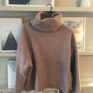  - Ribbstickad tröja från H&M, inköpt för några veckor sedan. Rosamelerad. Använd en gång. SLUTSÅLD