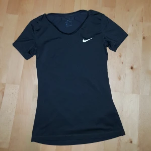  - Tränings tröja från nike i bra skick. Den är figursydd och tight i modellen. Mycket skönt material att träna i! Det tillkommer ett fraktpris på 18 kr!