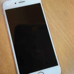 iPhone 6s 16gb rose  Liter jack mot höger hörn enligt bild annars perfekt  Medföljer laddare