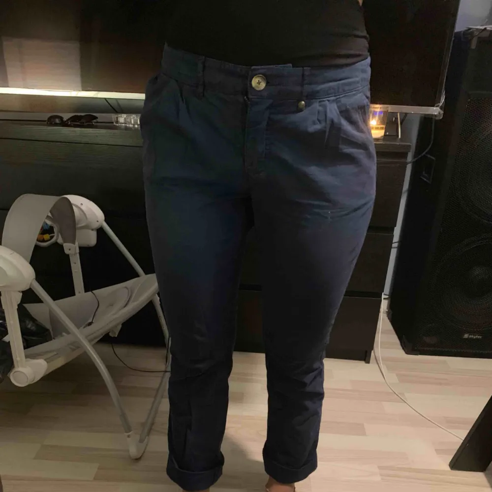Säljer mina chinos pga graviditet gjorde mig större . Jeans & Byxor.
