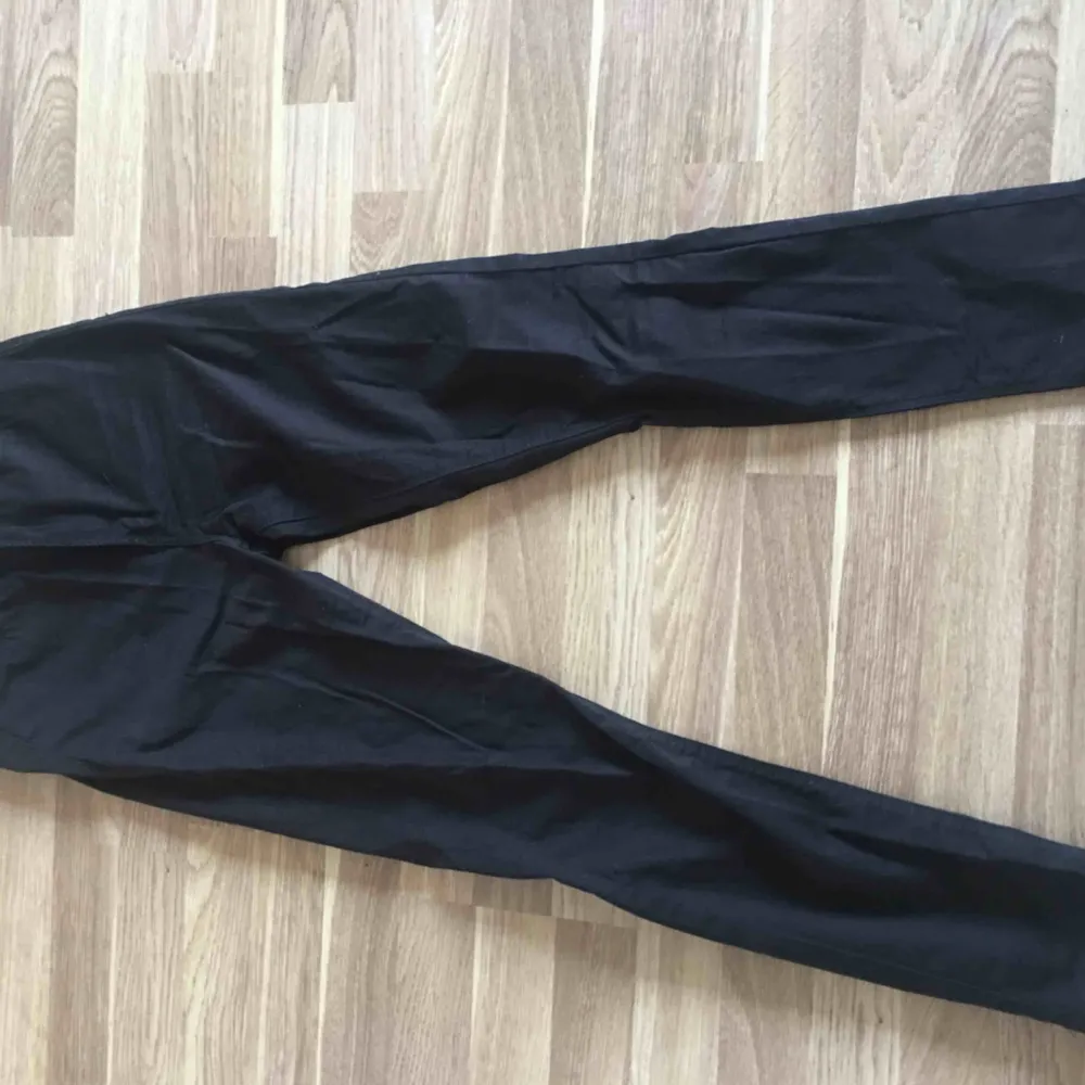 Extremt högmidjade svarta byxor använda 1gång från Chiara Forthi. Jeans & Byxor.