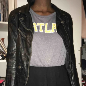  - Skinnjacka i XS. Sista bilden visar slitningar i kragen som  inte syns när jackan är på. Köparen står för frakt