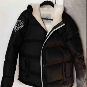  - Säljer nu min dbrand jacka för att jag blivit trött på den. Ganska mycket använd men i toppenskick förutom lite sminkfläckar på det vita innertyget men går säkert att tvätta bort.  Nypris: 1900.    Mitt pris: 500  Köparen står för frakten 