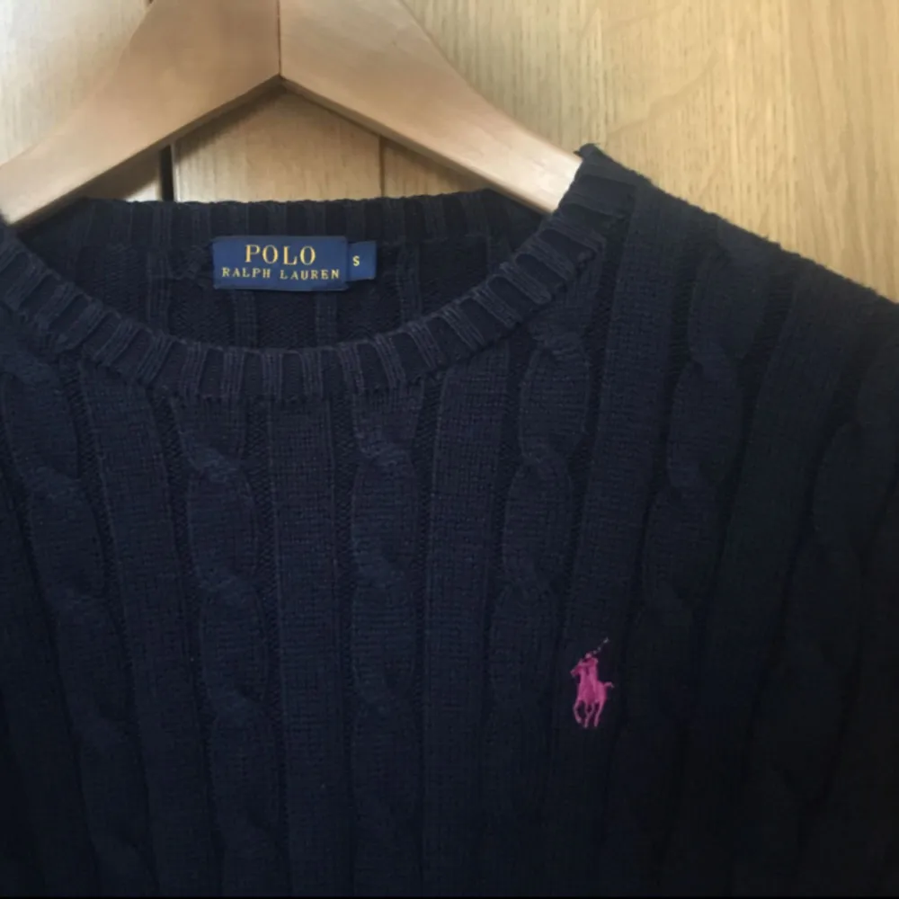 En stickad tröja från Ralph Lauren, perfekt nu inför hösten! . Tröjor & Koftor.