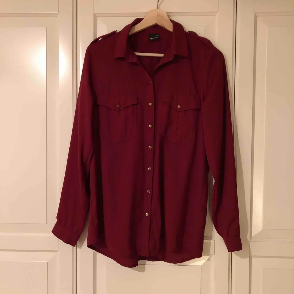 Vinröd skjorta/blus från Gina tricot i storlek 36/S. Fint skick, alla knappar kvar, behöver strykas Hund finns i hemmet. Blusar.