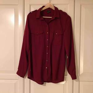 Vinröd skjorta/blus från Gina tricot i storlek 36/S. Fint skick, alla knappar kvar, behöver strykas Hund finns i hemmet