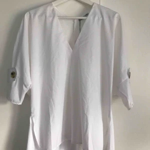  - Väldigt fin blus från zara med de populära knappar som blivit en stor trend. Aldrig använd så lappen sitter kvar! 