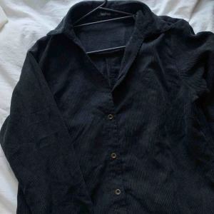  - Manchester oversize skjorta/klänning. Säljes då den inte kommer till användning. Den är mörkgrå, ej kolsvart.   Frakt ej inräknat i priset. Kan hämtas i Stockholm.  