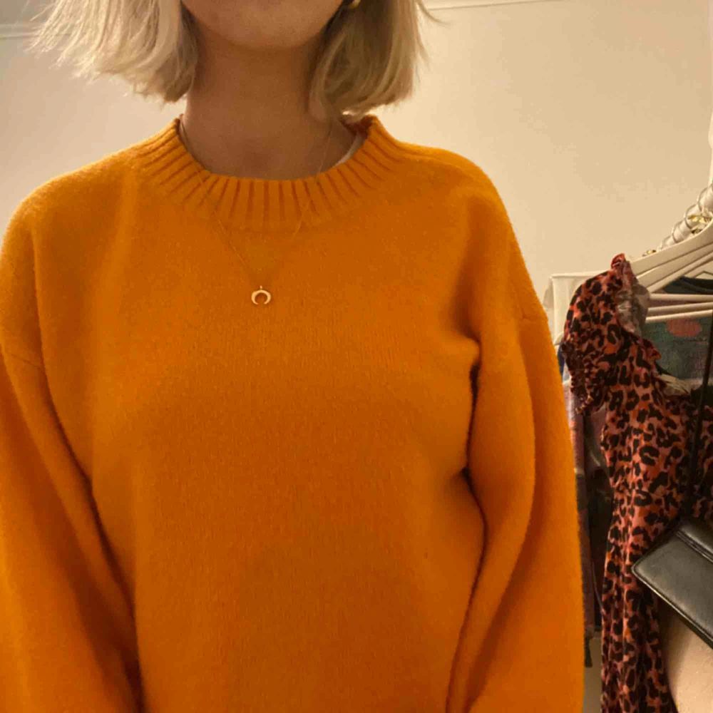 Orange stickad tröja köpt här på plick, men som inte kommit till använding 🧡 BUDGIVNING, budet är på 270kr + 50kr frakt💕. Tröjor & Koftor.