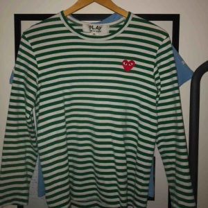  - Tja, lägger ut denna för försäljning! Comme des garcons PLAY long sleeve, köpt på DSM London.  Den är S i herrmodell men passar både tösar och pågar. 