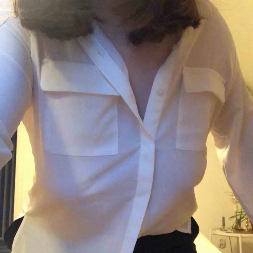 Underbar blus/skjorta med två stora fickor (trendalert!!) 💟 Använd ett fåtal gånger. Knapparna är snyggt dolda. Strl 38 från H&M. Skjortor.