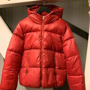  - En röd vinter jacka super snygg lite kortare ❤️