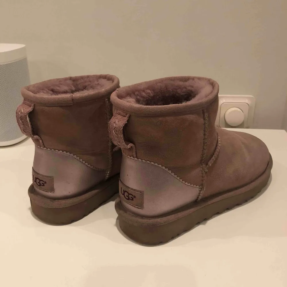 Ljusrosa uggs! Använda några gånger men ingenting som märks! Hör av er för frågor!. Skor.