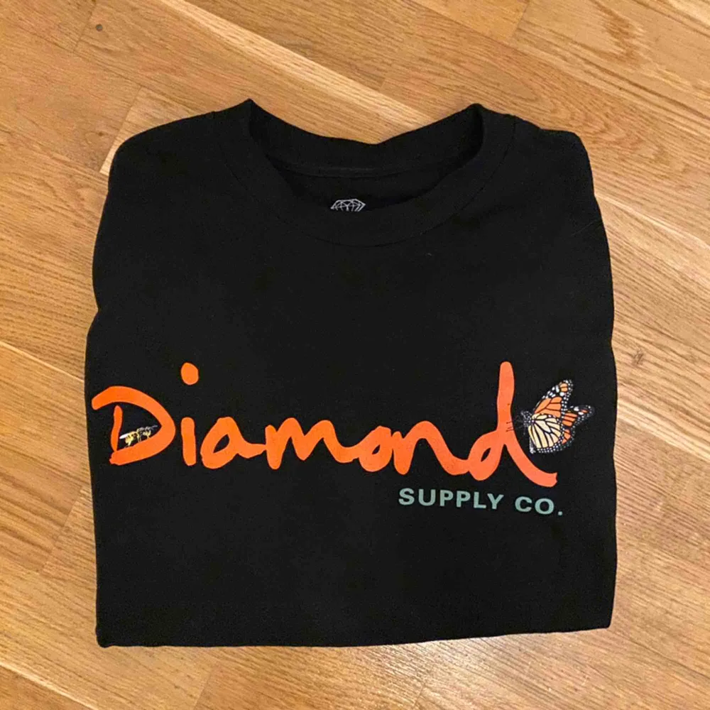 Långärmad t-shirt från Diamond Supply Co.  Säljer då den ej kommer till använding🦋🦋. Tröjor & Koftor.