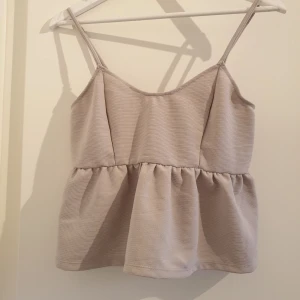  - Crop top från BikBok. Använd fåtal gånger. Frakt tillkommer! 