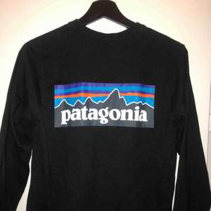 Långärmad T-shirt från Patagonia i storlek XS, passar XS-S skulle jag säga. Säljer då den är lite liten på mig som har M. Frakten blir 50 kr.
