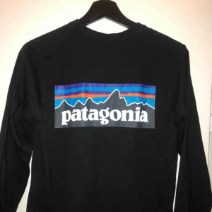  - Långärmad T-shirt från Patagonia i storlek XS, passar XS-S skulle jag säga. Säljer då den är lite liten på mig som har M. Frakten blir 50 kr.