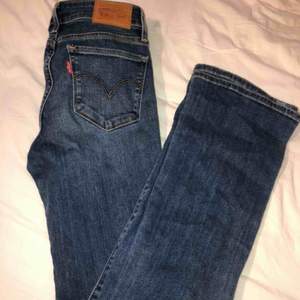 Blå Levis jeans i bootcut modell. Storlek 25. 