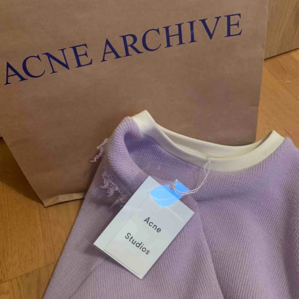 Skitsnygg och helt oanvänd Acne tröja, köpt på deras sample sale för 1400. Säljer då den ej kommer till användning för mig💜. Tröjor & Koftor.