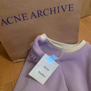 Skitsnygg och helt oanvänd Acne tröja, köpt på deras sample sale för 1400. Säljer då den ej kommer till användning för mig💜