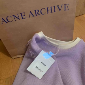 Acne tröja - Skitsnygg och helt oanvänd Acne tröja, köpt på deras sample sale för 1400. Säljer då den ej kommer till användning för mig💜