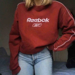  - Min älskade tröja från Reebook kommer tyvärr inte till anvädning längre🥺 Tröjan är i vinröd och passar XS-M beroende på hur att man vill att den ska sitta💓💓💓